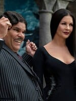 Druhá řada Wednesday je tady. Co nám o seriálu prozradila herecká dvojice Catherine Zeta-Jones a Luis Guzmán?