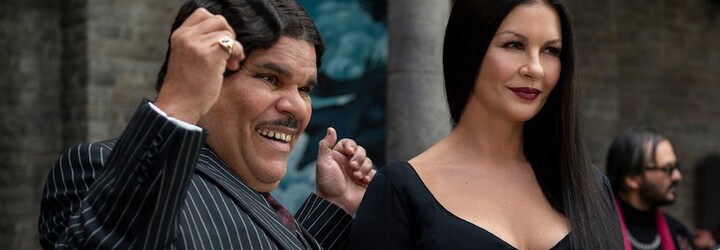 Druhá řada Wednesday je tady. Co nám o seriálu prozradila herecká dvojice Catherine Zeta-Jones a Luis Guzmán?