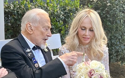 Druhý muž na Měsíci Buzz Aldrin se na své 93. narozeniny oženil. Je to už jeho čtvrtá svatba