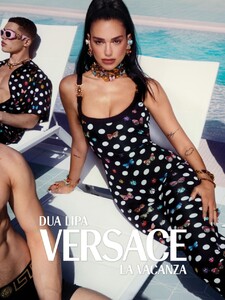 Dua Lipa a Donatella Versace predstavili v Cannes skvostnú retro kolekciu. Nechýbajú tangáče s logom medúzy ani šaty za 20-tisíc