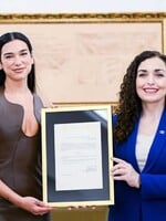 Dua Lipa je oficiálne občiankou Kosova: „Vitaj doma, Dua,“ privítala ju prezidentka