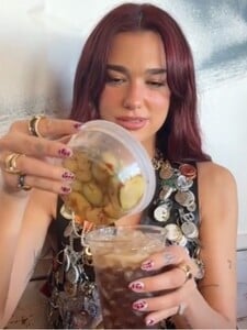 Dua Lipa odporúča piť colu so šťavou z kyslých uhoriek a jalapeño. Jej zvláštny recept vyskúšal aj Gordon Ramsay