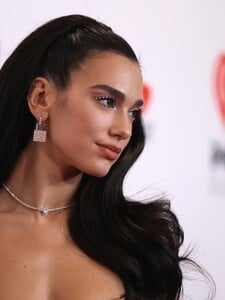 Dua Lipa vydá své první live album. Její největší hity si poslechneš v doprovodu symfonického orchestru