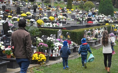 Dušičky: Češi dnes uctívají památku zesnulých, za upomínkové předměty utratí více než miliardu korun