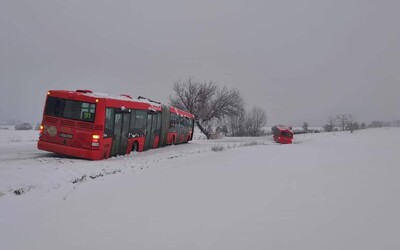 Dva autobusy v priekope. Bratislava už tradične nezvládla snehovú apokalypsu