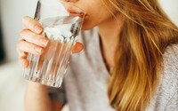 Dva litre vody denne? Nová štúdia vyvracia rokmi cementovaný mýtus. Väčšine ľudí stačí vypiť aj o pol litra menej