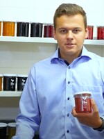 Dva mladí Češi vyrábí džemy s tradicí od První republiky. Každy kus ovoce nám projde rukama, tvrdí