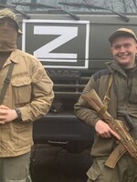 Dva ruští vojáci oslavovali narozeniny svého „kolegy a kamaráda“ Adolfa Hitlera