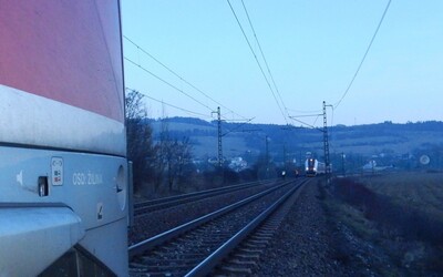 Dva vlaky na rovnakej koľaji delilo od zrážky len 100 metrov. Incident sa stal medzi Žilinou a Čadcou