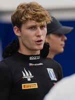 Dvacetiletého Čecha si vybral nejlepší tým formule 2. Odtud už je to k F1 jen krůček