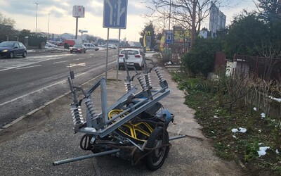 Dvaja Slováci ukradli 300-kilový vypínač zo stožiara. Naložili si ho na ručný drevený vozík