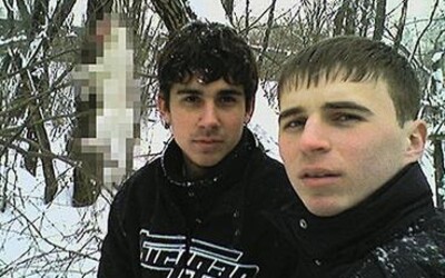 Dva mladí Ukrajinci zabili za necelý měsíc 21 lidí. Na video si natočili, jak obětem šroubovákem bodali do mozku