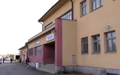 Dvaja mladíci napadli a okradli muža na železničnej stanici v Humennom. Odmietol im dať 10 eur