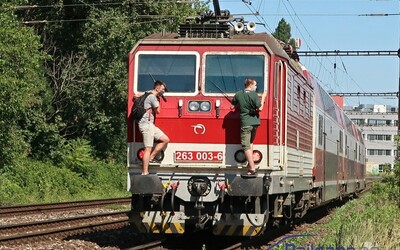 Dvaja mladíci sa v Bratislave viezli na lokomotíve. Čiernymi pasažiermi sa už zaoberá aj polícia