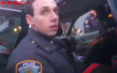 Dvaja newyorskí policajti zrejme dávali vodičom do auta marihuanu. Usvedčuje ich aj video