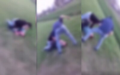 Dva teenageři zmlátili postiženého muže a bitku si natáčeli na mobil. Policisté už rozjeli stíhání