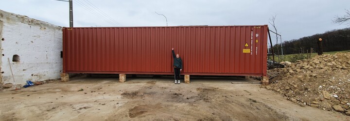 Dvě Češky si samy postavily domek z kontejneru. Zvládne to každý a levně, říkají „holky, které staví“ Eva a Anička
