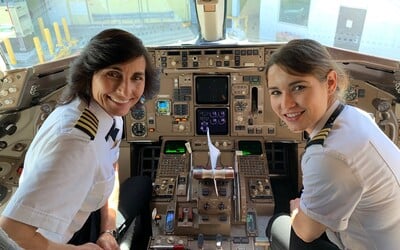 Dve pilotky v kokpite lietadla inšpirovali státisíce ľudí. Mama s dcérou sa do letectva zamilovali už pred rokmi