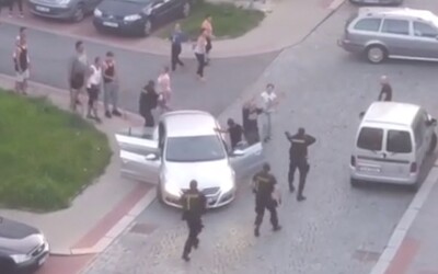 VIDEO: Dve české rodiny sa pobili na ulici. Mlátili sa palicami, ukludňovalo ich 11 policajných hliadok.