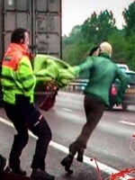 Dvojičky Erikssonové sa hádzali na diaľnici pod autá: Podľa policajtov mali nadľudskú silu, jedna z nich potom zavraždila muža