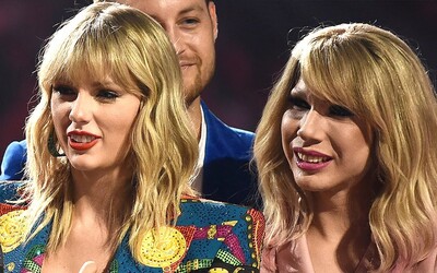 Dvojníčkou Taylor Swift je transžena. Na odovzdávaní cien si ich pomýlil dokonca aj John Travolta