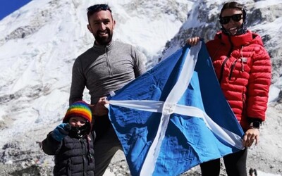 Dvojročný chlapec z Británie dosiahol obdivuhodný rekord. S rodičmi sa „vyšplhal“ do základného tábora Mount Everestu