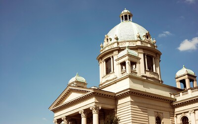 Dýmovnice, slzný plyn a chaos. Srbský parlament zachvátil bouřlivý protest