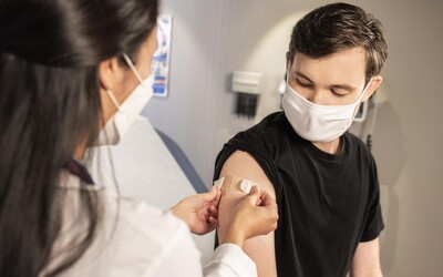 EMA schválila třetí posilující dávku očkování. V Česku ji zatím využilo 7500 lidí