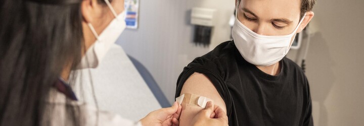 EMA schválila třetí posilující dávku očkování. V Česku ji zatím využilo 7500 lidí