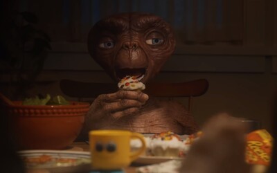 E.T. se po 37 letech vrátil na Zem, aby navštívil Elliotta
