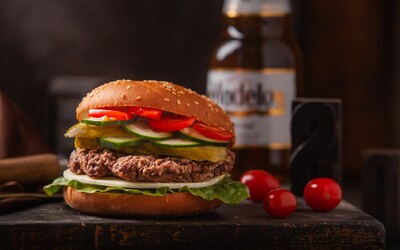 EÚ chce, aby sa vegánsky burger volal „zeleninový kotúč“, no vegánom sa to nepáči. Návrh je podľa nich hlúpy a zmena zbytočná
