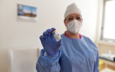 EÚ chce zakázať export vakcín vyrobených v Únii, ak budú dodávky pre členské štáty meškať. Systém prerozdeľovania sa nezmení