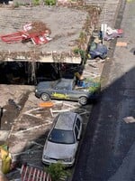 EXKLUZÍVNE FOTO: Centrum Bratislavy uzavreli, nakrúcajú tam hollywoodsky film. Ulica je plná nabúraných áut a rekvizít