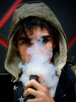 E-cigarety začínají zabíjet už i v Evropě. Na následky vapingu zemřel v Belgii první člověk