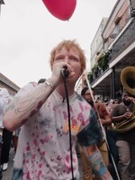 Ed Sheeran opäť prekvapil nečakaným pouličným vystúpením. Fanúšikom zahral zatiaľ ešte nevydanú pieseň