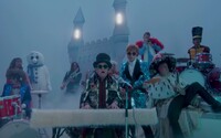Ed Sheeran s Eltonem Johnem ve společném duetu přejí všem šťastné a veselé Vánoce