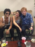Ed Sheeran zverejnil zábery zo svojho starého mobilu. Odhalil fotky s Taylor Swift, Maca Millera a prvé náčrty hitov