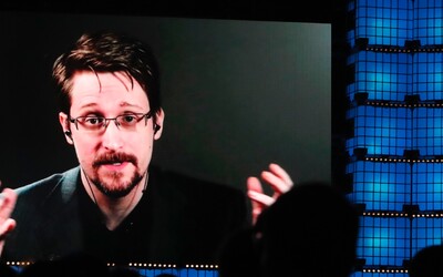Edward Snowden složil věrnost Rusku, dostal pas a občanství. Putinův režim mu garantuje ochranu před vydáním