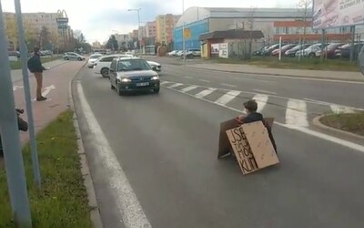 Ekoaktivistko si v Boleslavi přilepilo ruku k silnici