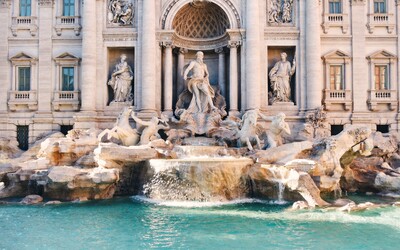 Ekologičtí aktivisté a aktivistky vylili černou barvu do slavné fontány di Trevi v Římě