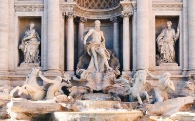 Ekologičtí aktivisté a aktivistky vylili černou barvu do slavné fontány di Trevi v Římě