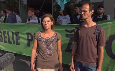 Ekologičtí aktivisté protestovali před vchodem do budovy ministerstva životního prostředí