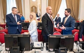 Ekonomika spomaľuje a verejné financie sa dvíhajú do červených čísel, varuje NKÚ