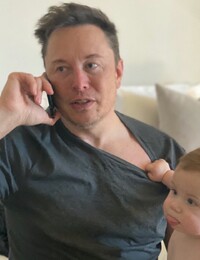 Elon Musk a Grimes chtěli svou dceru pojmenovat „?“