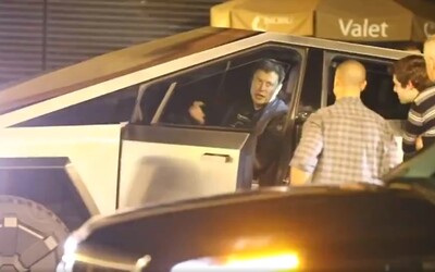 Elon Musk jezdil v Cybertrucku po nočním Los Angeles a svalil dopravní značku