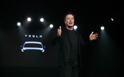 Elon Musk otevřel první evropskou továrnu Tesla. Zákazníkům osobně předal první elektromobily
