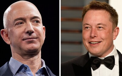Elon Musk posiela Jeffovi Bezosovi striebornú medailu. Vysmieva sa mu za to, že ho predbehol v rebríčku najbohatších ľudí