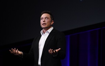 Elon Musk se hroutí z nové Apple Intelligence. Zaměstnancům chce zakázat iPhony