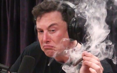 Elon Musk si neodpustil vtip s referenciou na marihuanu, keď akcie Tesly dosiahli úroveň 420 dolárov