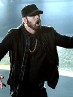 Eminem a Juice WRLD rapují v novém bangeru o závislosti na drogách. Poslechni si jejich společný track